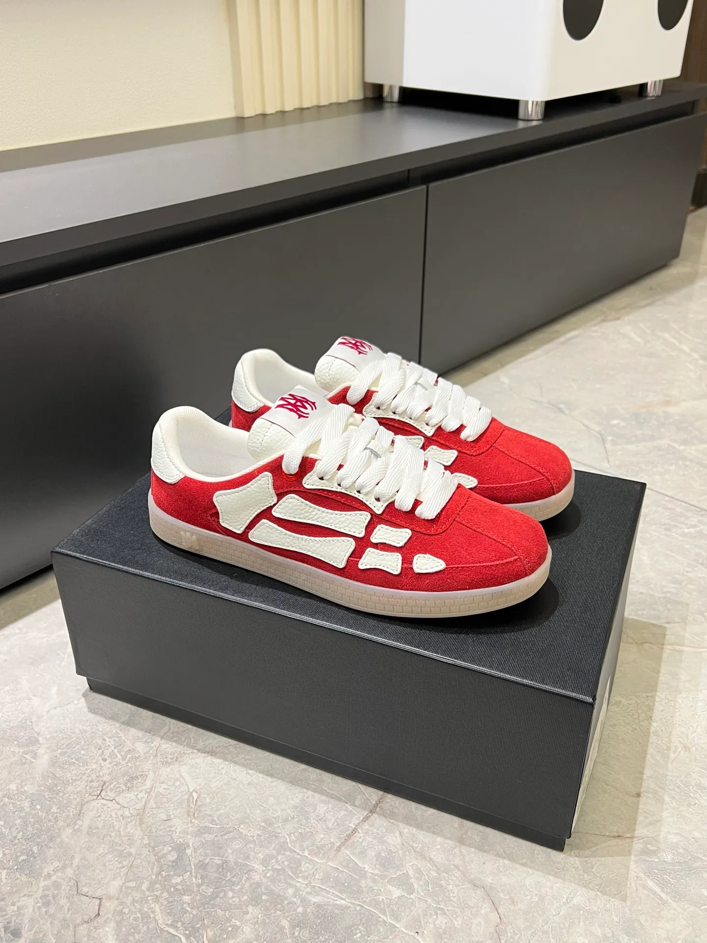 Men's shoes 💰p560 "AMIR*" new men's low-top casual sports sneakers bone shoes, another pair of irresistible bone shoes. Bone shoes are one of AMIRI's most popular items. Made of first-layer cowhide upper. The side bones are made of two cowhide laminations. It has a three-dimensional effect. The leather incisions are all oil-edged. Contrast color design. Simple style. Fashionable sports. Customized metal LOGO nameplate embellished with laces. Exclusive top-quality version. Supports contrast. Breathable mesh lining. The original rubber outsole is a must-have item for daily leisure. It is suitable for various occasions. If you pursue high quality, check it out. It is super cool on the feet and comes with a full set of original packaging! Size: 39-45!